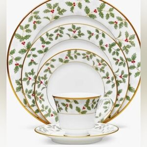 Noritake Holly Berry Gold Dinnerware Set with Gold Trim (Setting For 4)